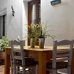 Cristina's House, Elegant Boho Walk To Port بيت للعطل